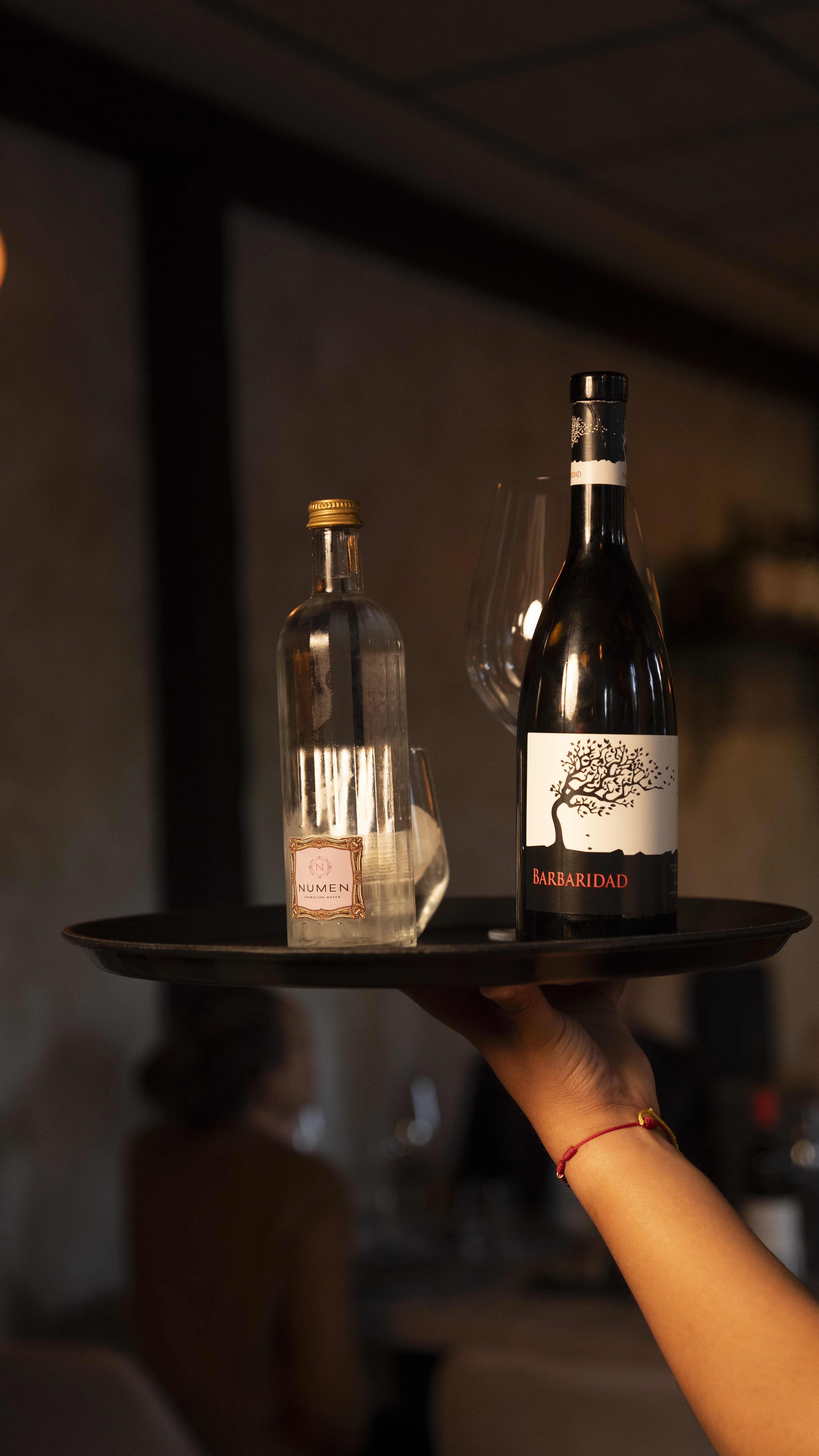Servicio de vino Barbaridad y agua Numen - Atención profesional Las Tablas