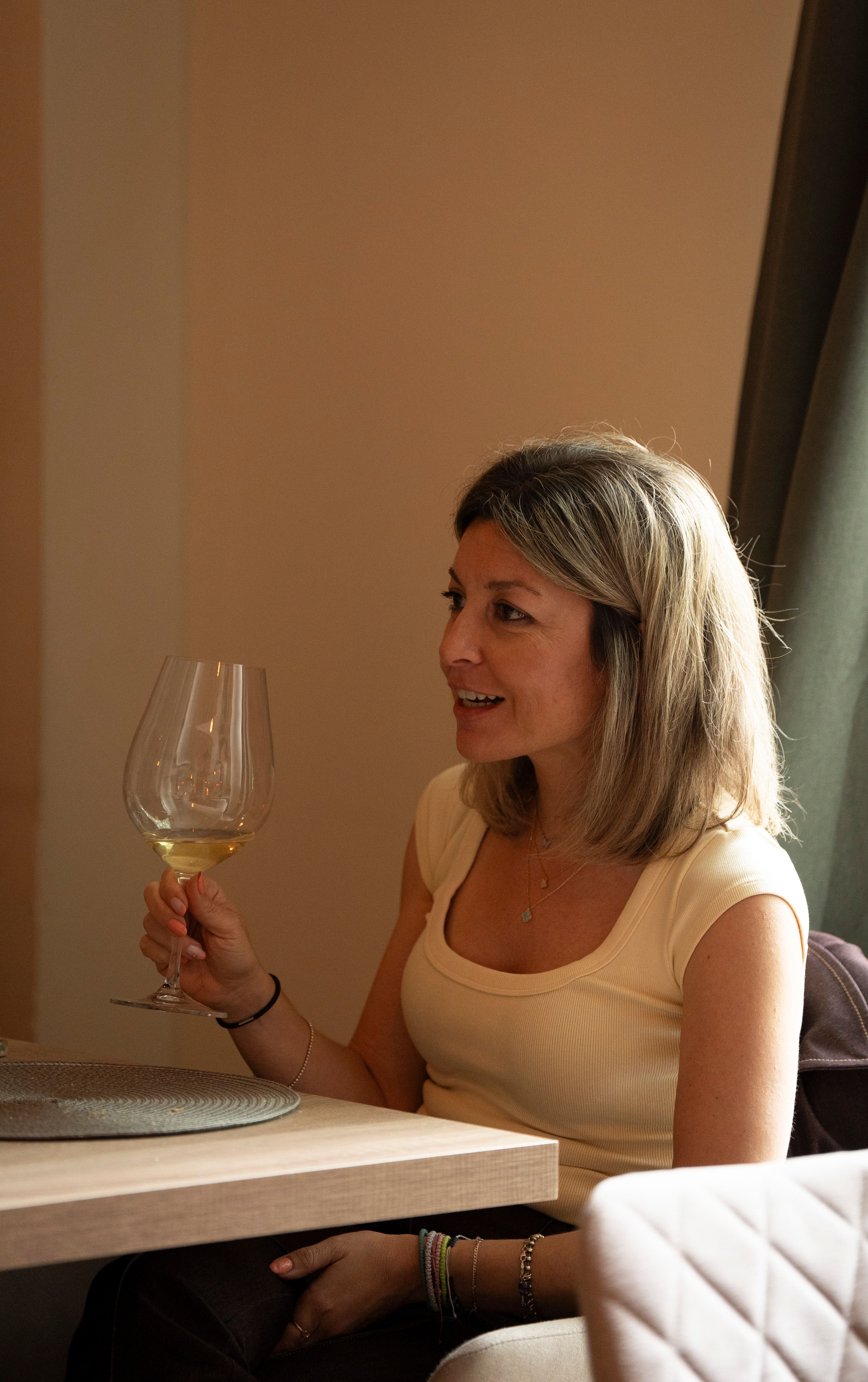 Clienta disfrutando vino blanco - Experiencia gastronómica Vino y Verás