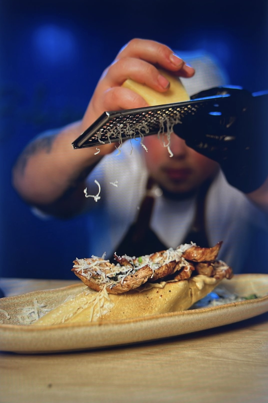 Chef terminando un plato