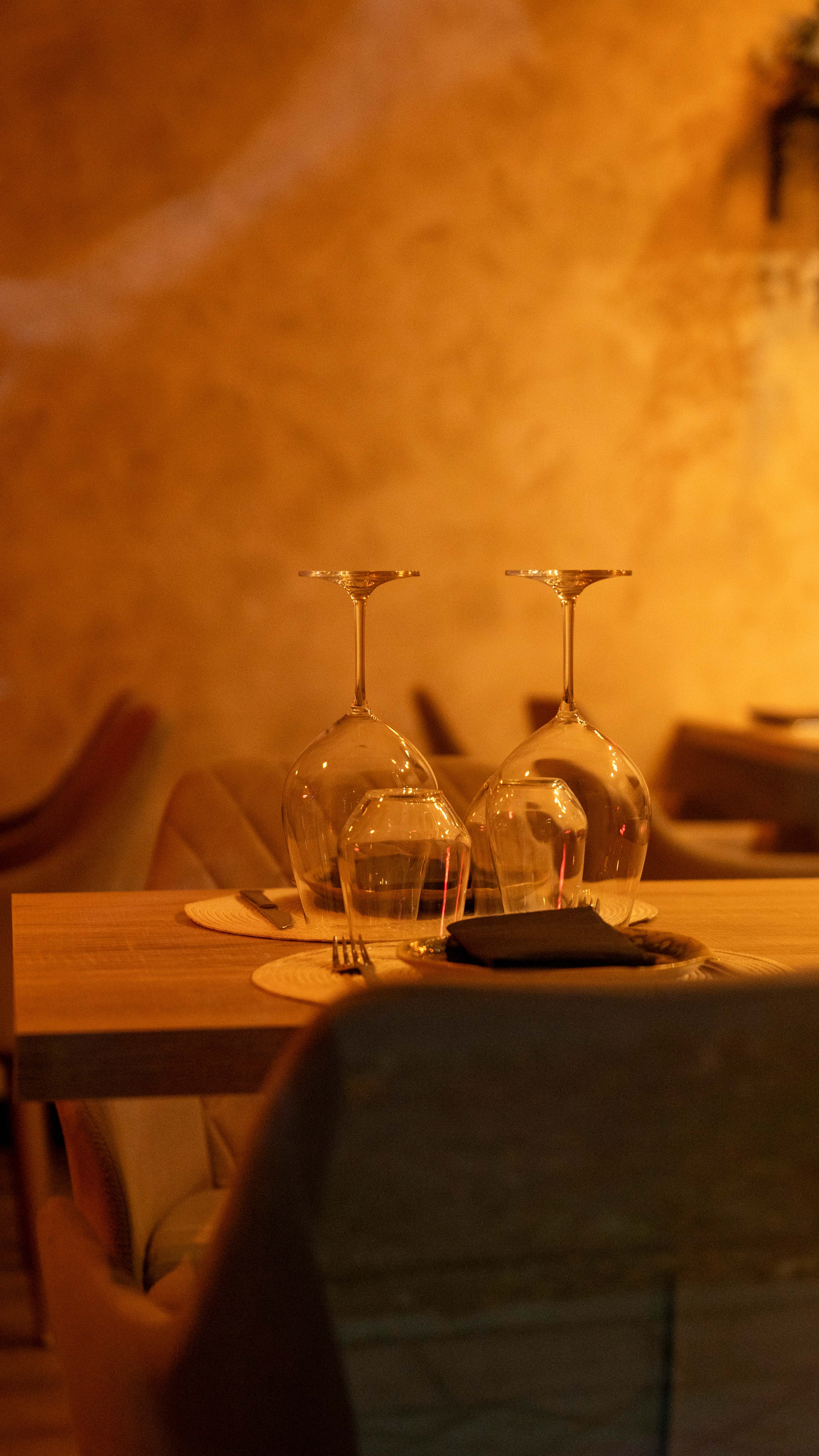 Copas de vino sobre una mesa preparada con luz cálida en Vino y Verás, Las Tablas