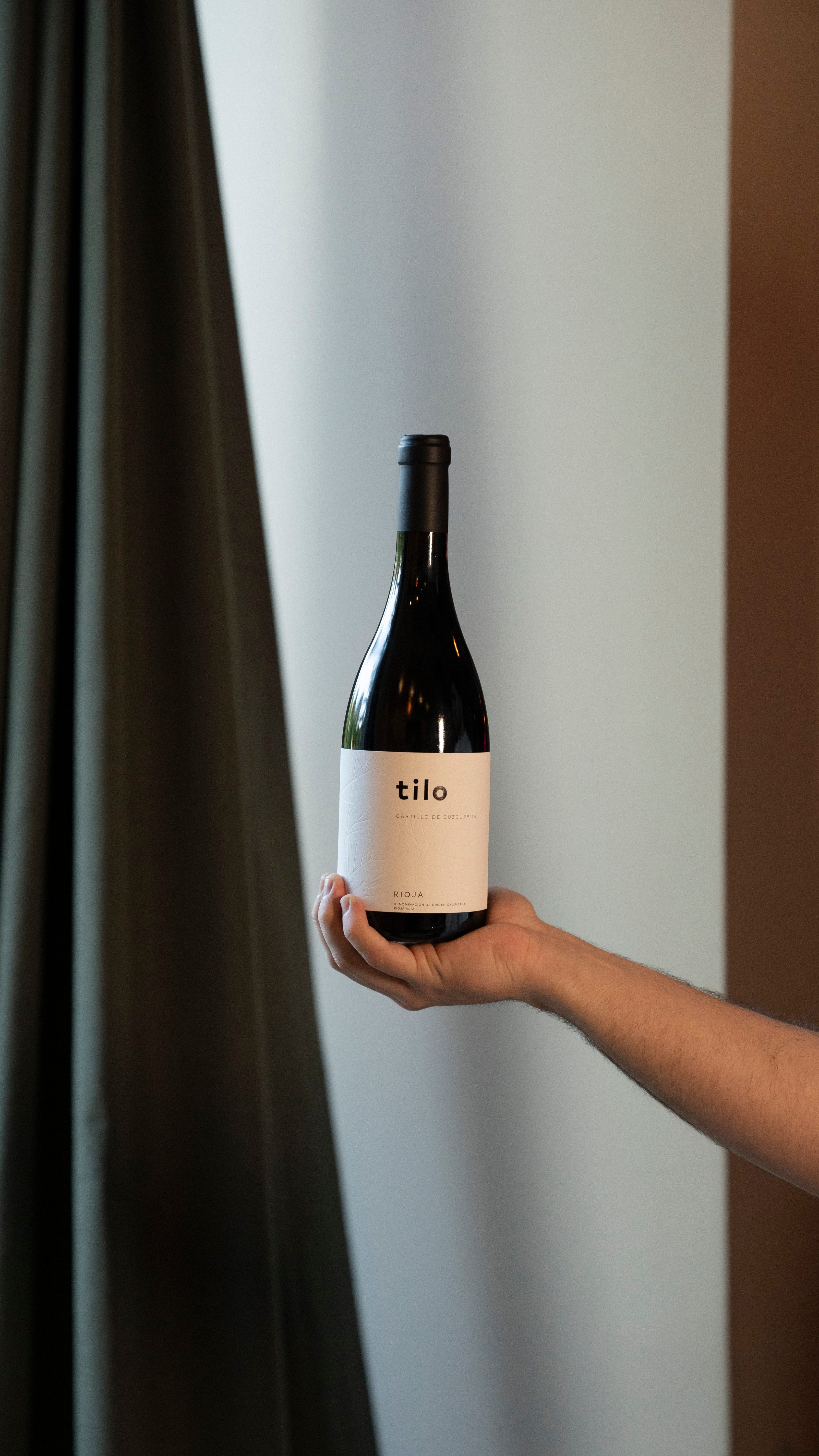 Botella de vino Tilo, Rioja, presentada en sala en Vino y Verás