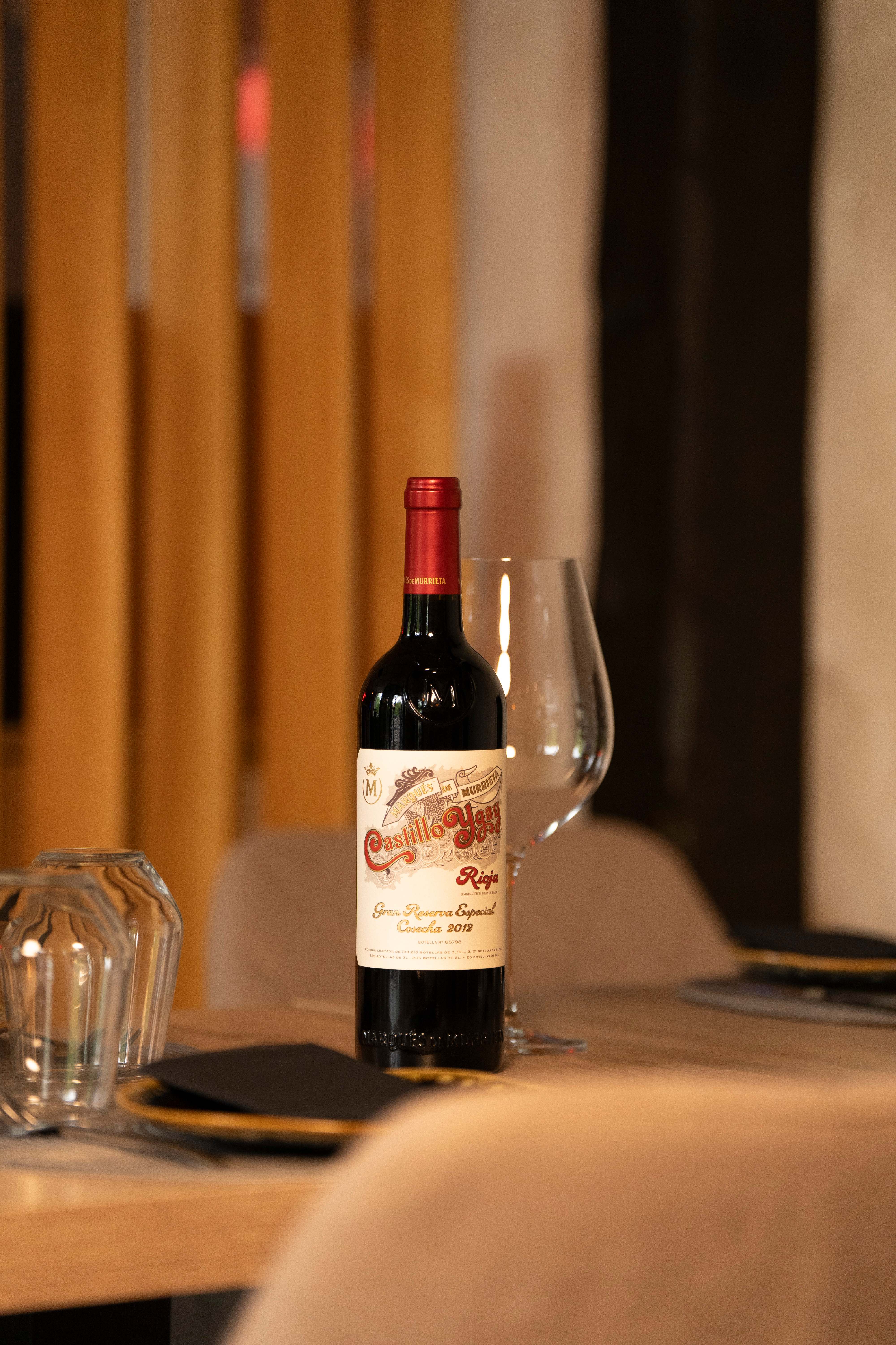 Botella de Castillo Ygay Gran Reserva sobre la mesa