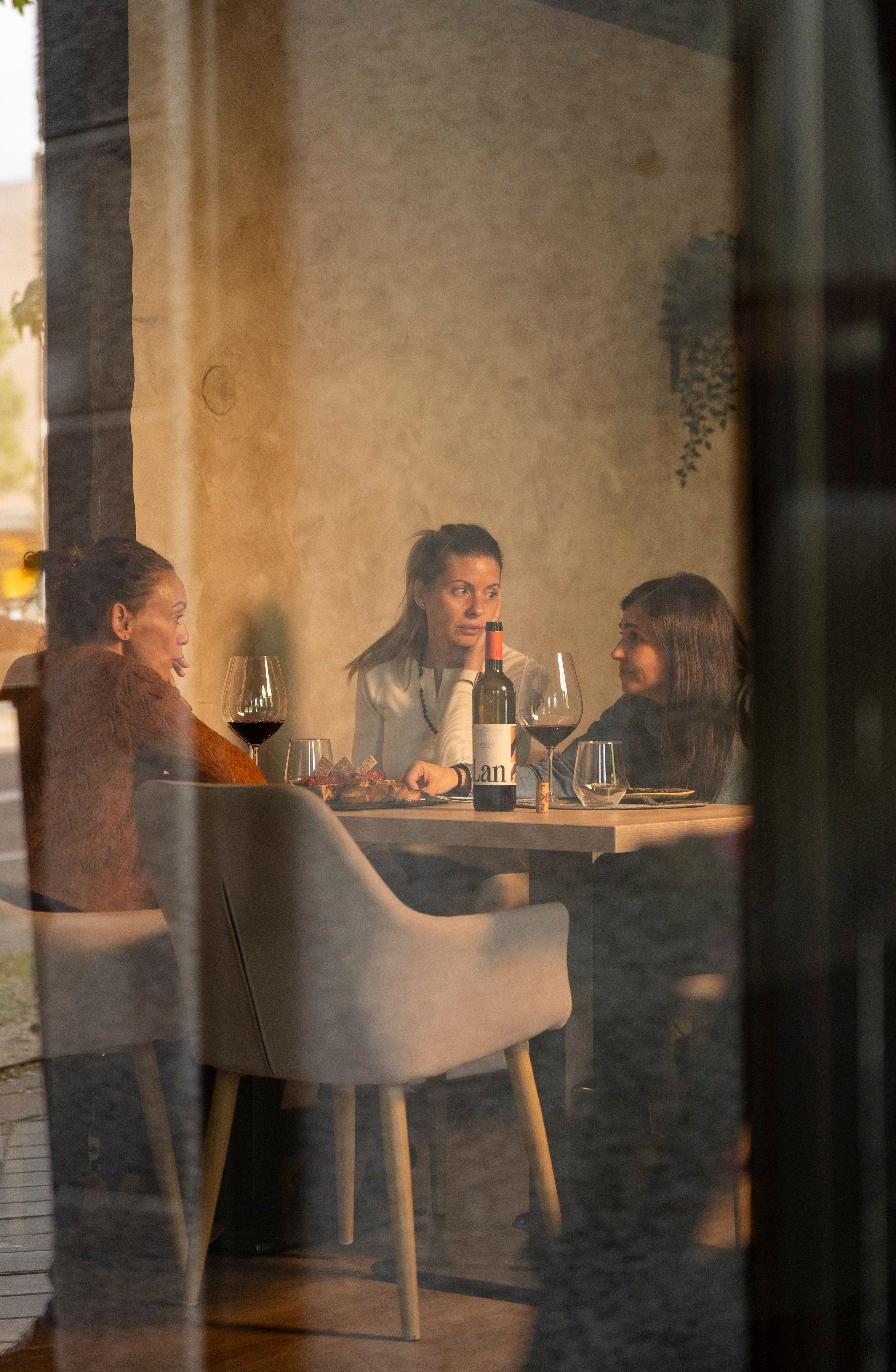 Sobremesa sin prisas entre amigas con vino en Vino y Verás, Las Tablas
